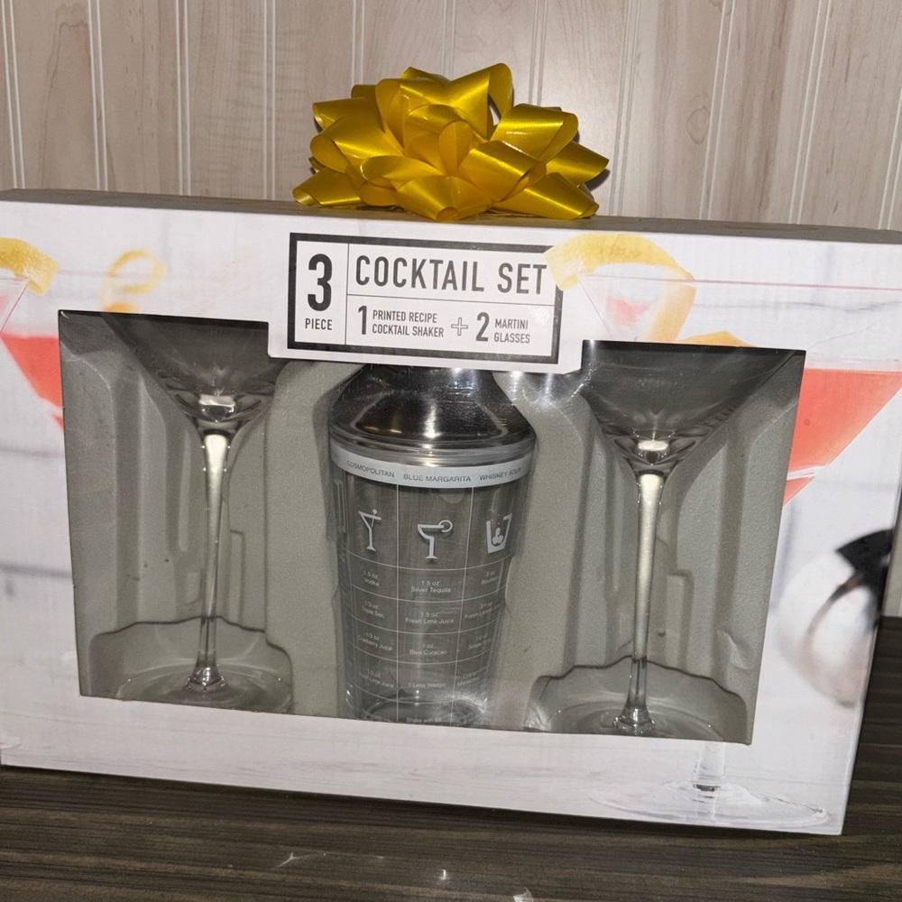 Cocktail Set w/Shaker & Glasses
